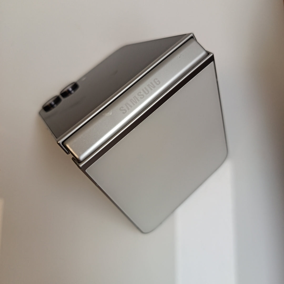 CELULAR SAMSUNG GALAXY Z FLIP7 FE SM-F761B (2025) 128 GB 8 GB RAM (SEMINUEVO)