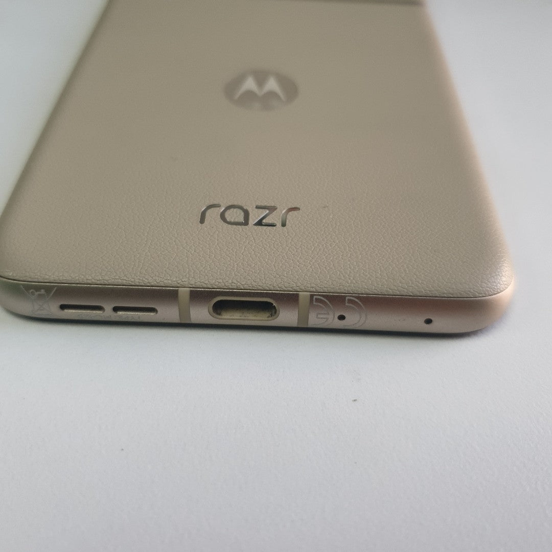 CELULAR MOTOROLA RAZR 50 5G XT2453-1 512 GB 12 GB RAM (SEMINUEVO)