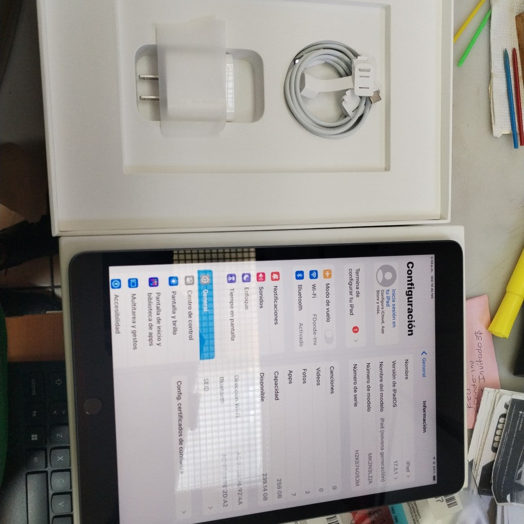 TABLETA APPLE IPAD 9 A2602 256 GB 3 GB RAM (SEMINUEVO)