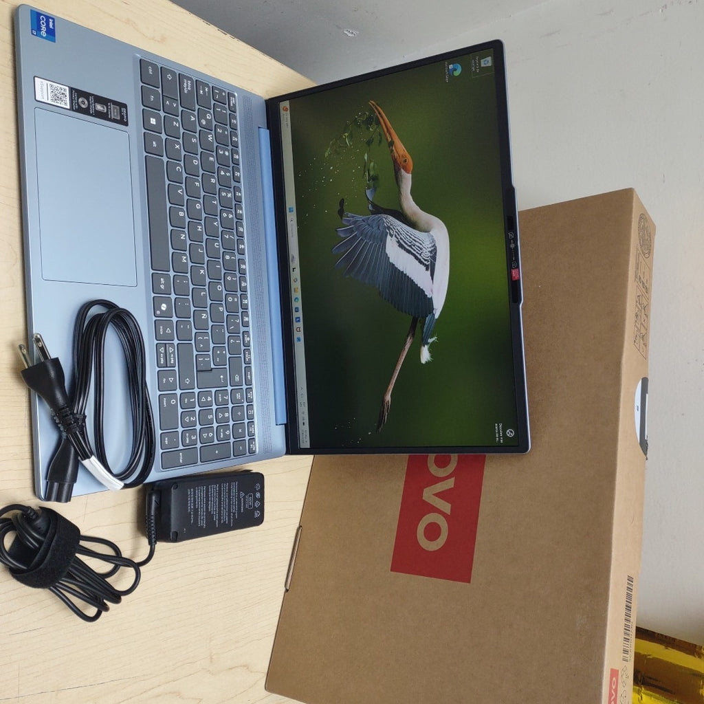 LAPTOP LENOVO IDEAPAD SLIM 3 15IRH10 (2025) 512 GB SSD 16 GB RAM (SEMINUEVO)