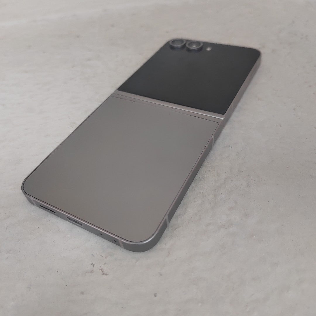 CELULAR SAMSUNG GALAXY Z FLIP6 SM-F741B (2024) 256 GB 12 GB RAM (SEMINUEVO)