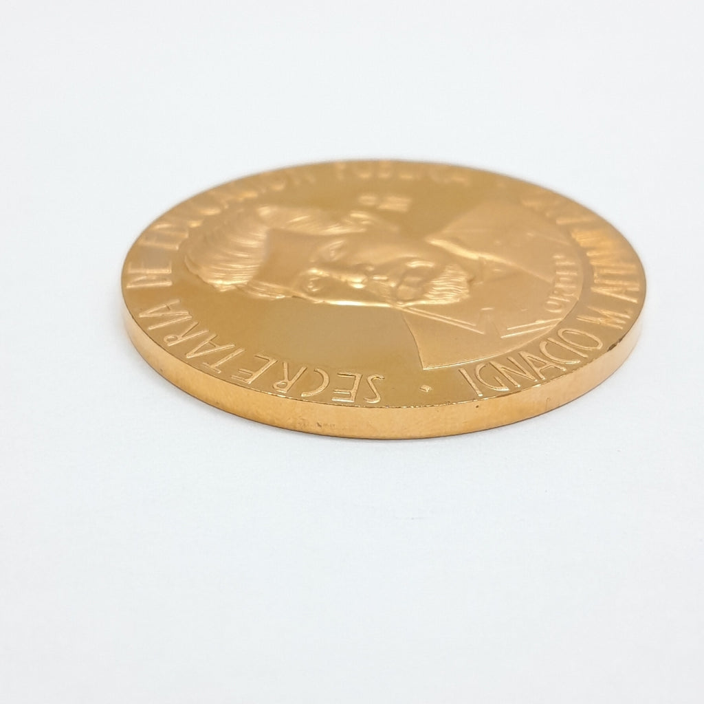 K1 41.7 GRMS 21 K IDENTIFICACIÓN MEDALLA CONMEMORATIVA MATERIALES ORO (SEMINUEVO)
