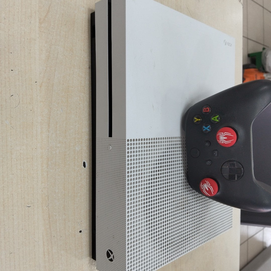 CONSOLA DE VIDEOJUEGO MICROSOFT XBOX ONE S 1 TB (SEMINUEVO)