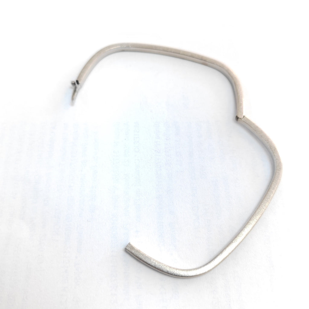 PULSERA RIGIDA ORO BLANCO 14 K 5.4 GRMS (SEMINUEVO)