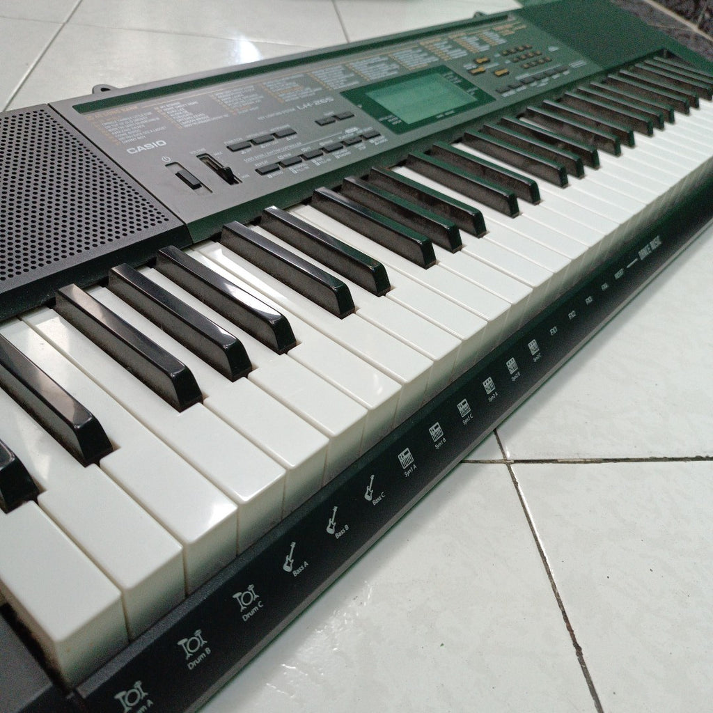 TECLADO CASIO LK-265 61 TECLAS PANTALLA LCD (SEMINUEVO)