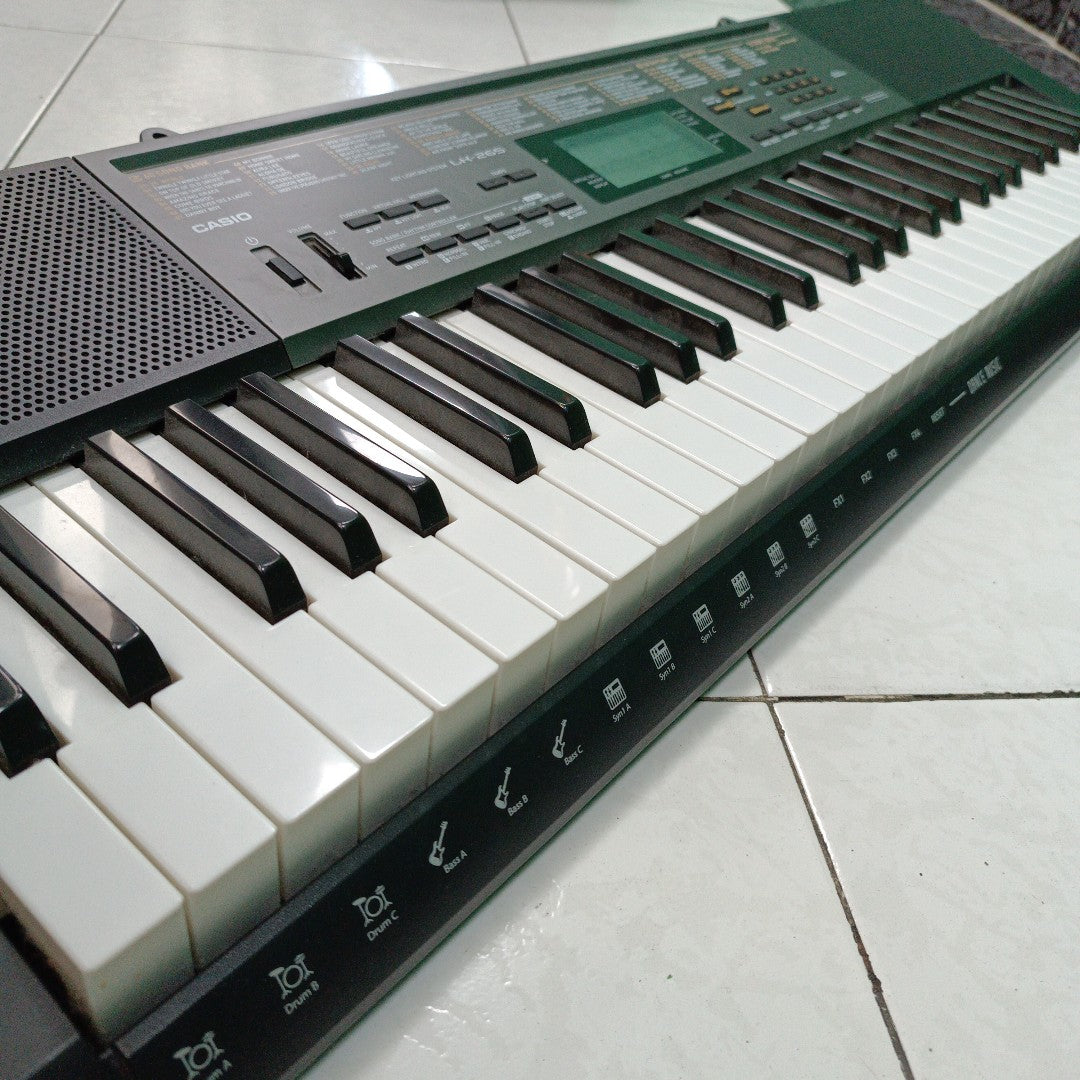 TECLADO CASIO LK-265 61 TECLAS PANTALLA LCD (SEMINUEVO)