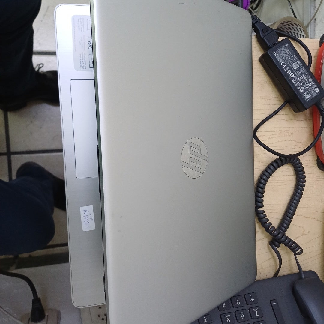 LAPTOP HP 15-EF2526LA (2024) 512 GB SSD 12 GB RAM (SEMINUEVO)