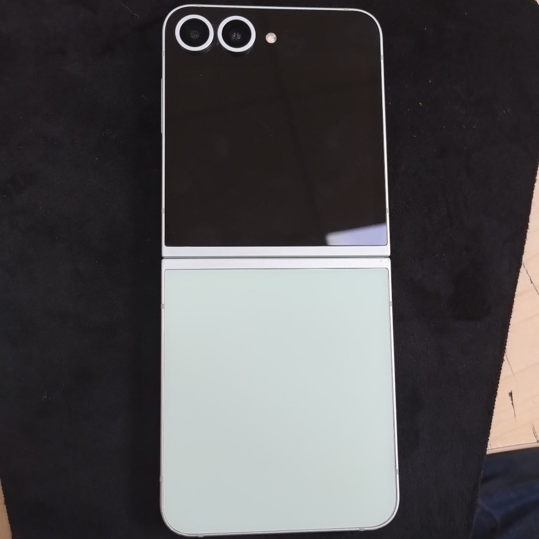 CELULAR SAMSUNG GALAXY Z FLIP6 SM-F741B (2024) 512 GB 12 GB RAM (SEMINUEVO)