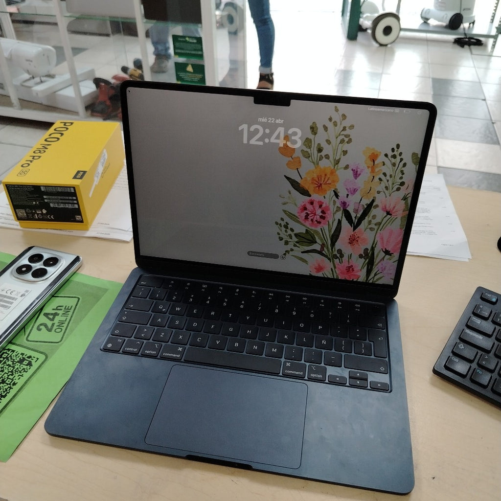 LAPTOP APPLE MACBOOK AIR 13" 2022 3.49 A2681 (8 CPU/8 GPU) 256 GB SSD 16 GB RAM (SEMINUEVO)