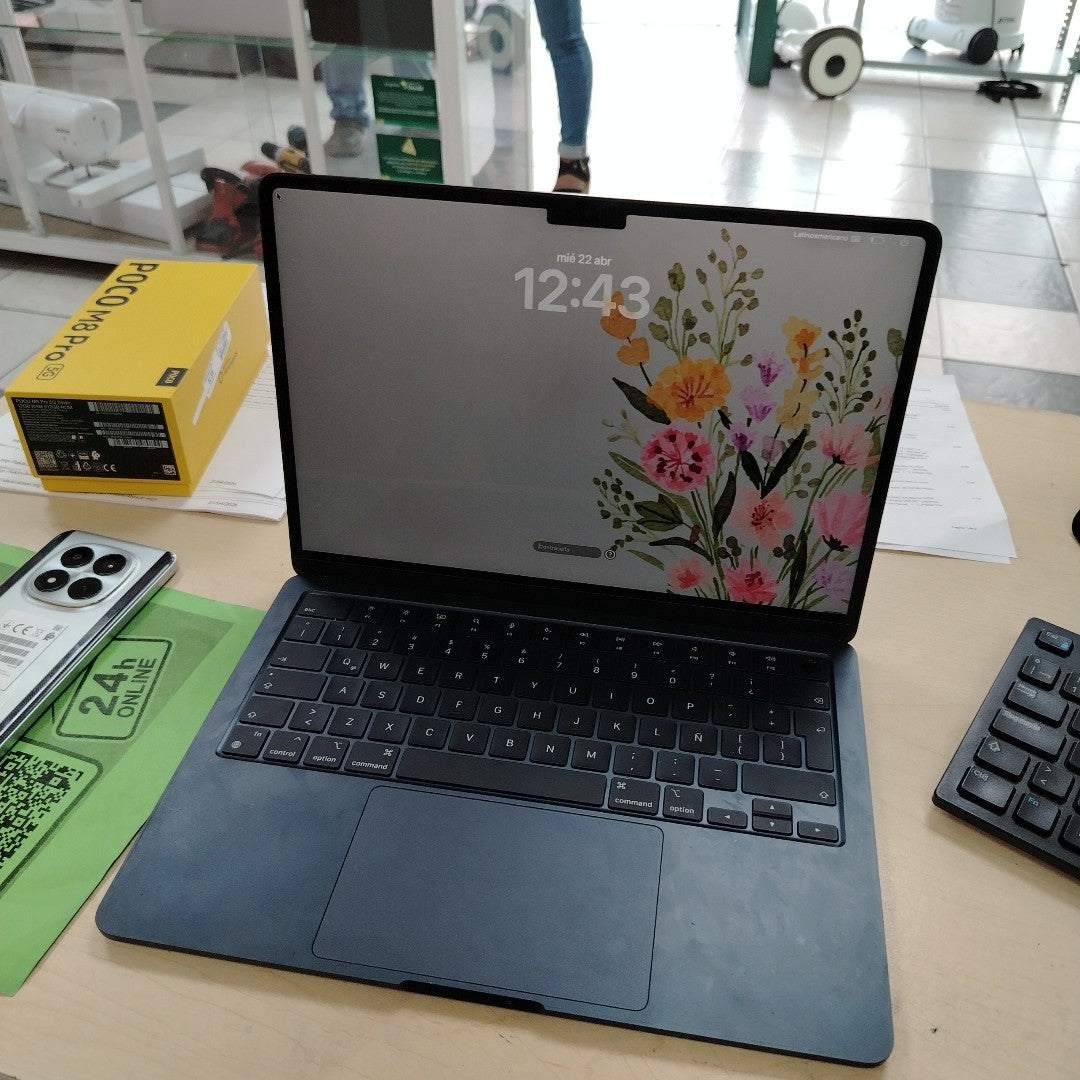 LAPTOP APPLE MACBOOK AIR 13" 2022 3.49 A2681 (8 CPU/8 GPU) 256 GB SSD 16 GB RAM (SEMINUEVO)