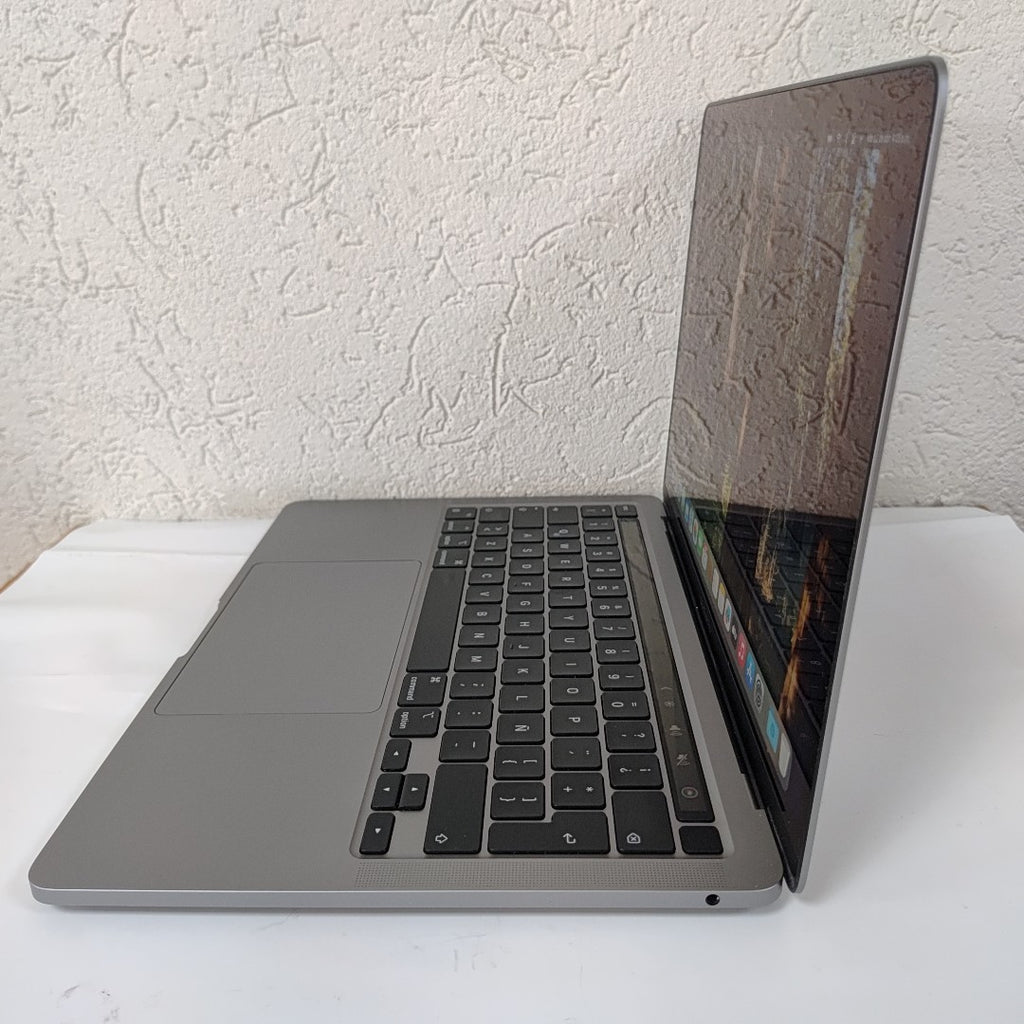 LAPTOP APPLE MACBOOK PRO 13" 2022 3.49 A2338 256 GB SSD 8 GB RAM (SEMINUEVO)