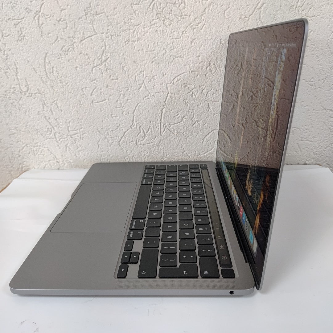 LAPTOP APPLE MACBOOK PRO 13" 2022 3.49 A2338 256 GB SSD 8 GB RAM (SEMINUEVO)