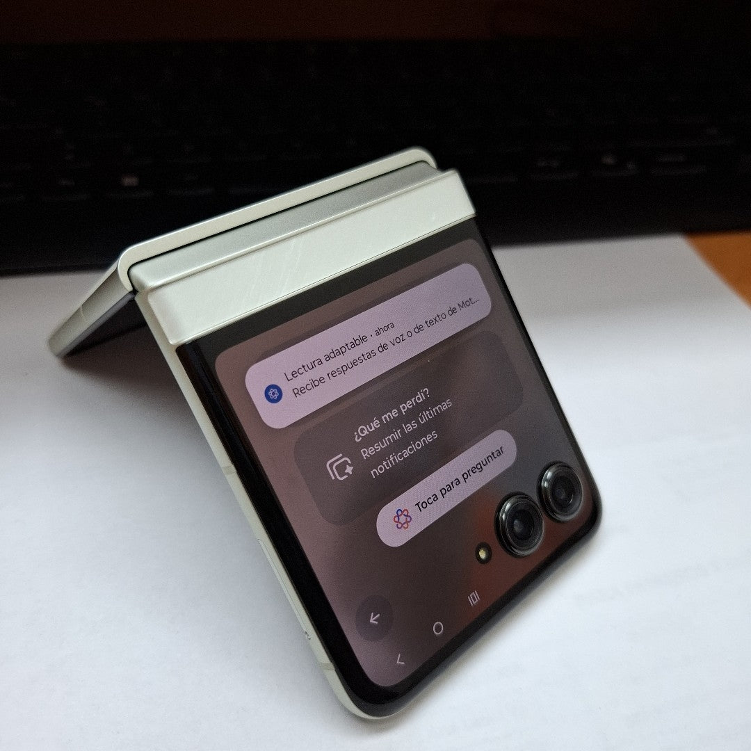 CELULAR MOTOROLA RAZR 60 XT2553-1 (2025) 512 GB 12 GB RAM (SEMINUEVO)