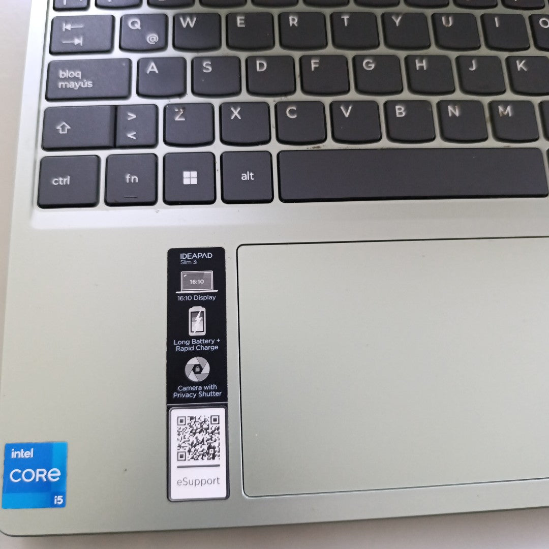 LAPTOP LENOVO IDEAPAD SLIM 3 15IRH10 (2025) 512 GB SSD 8 GB RAM (SEMINUEVO)