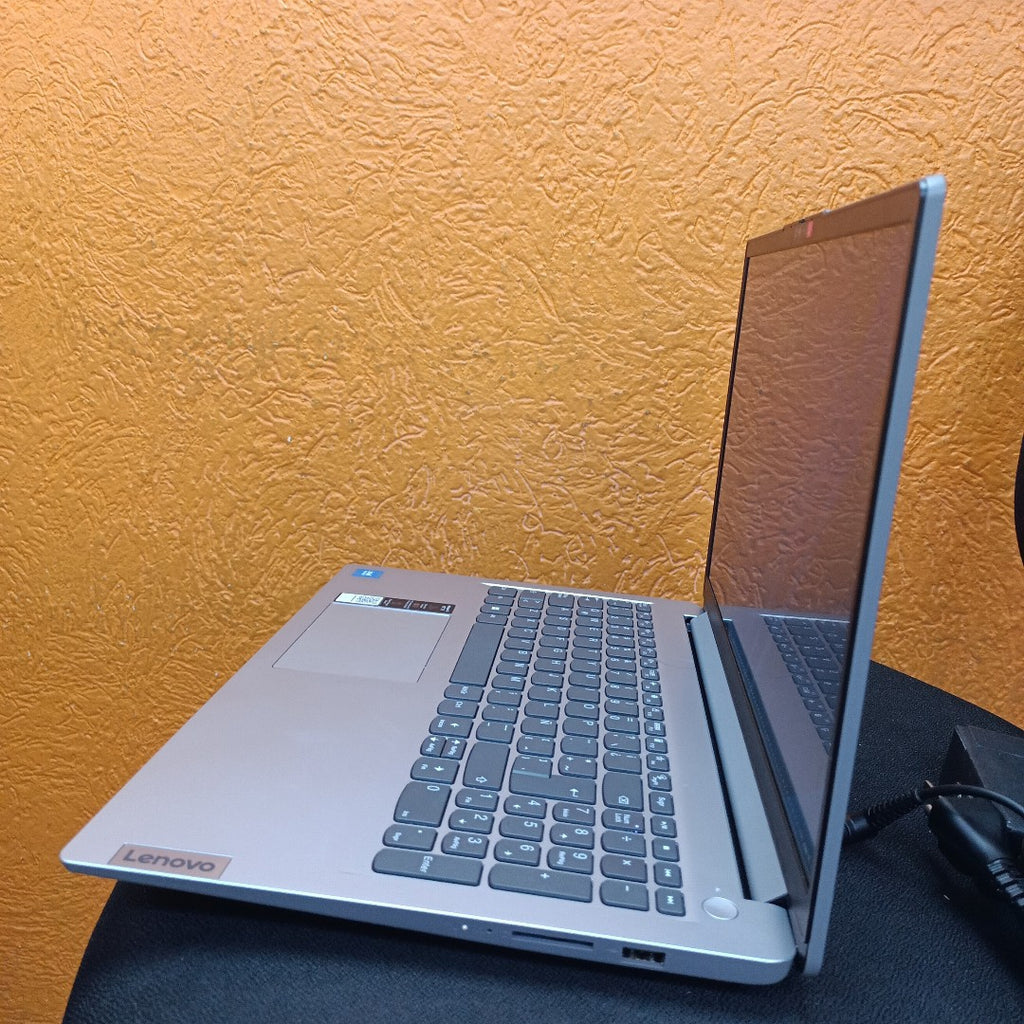LAPTOP LENOVO IDEAPAD 1 15IGL7 (2024) 256 GB SSD 8 GB RAM (SEMINUEVO)