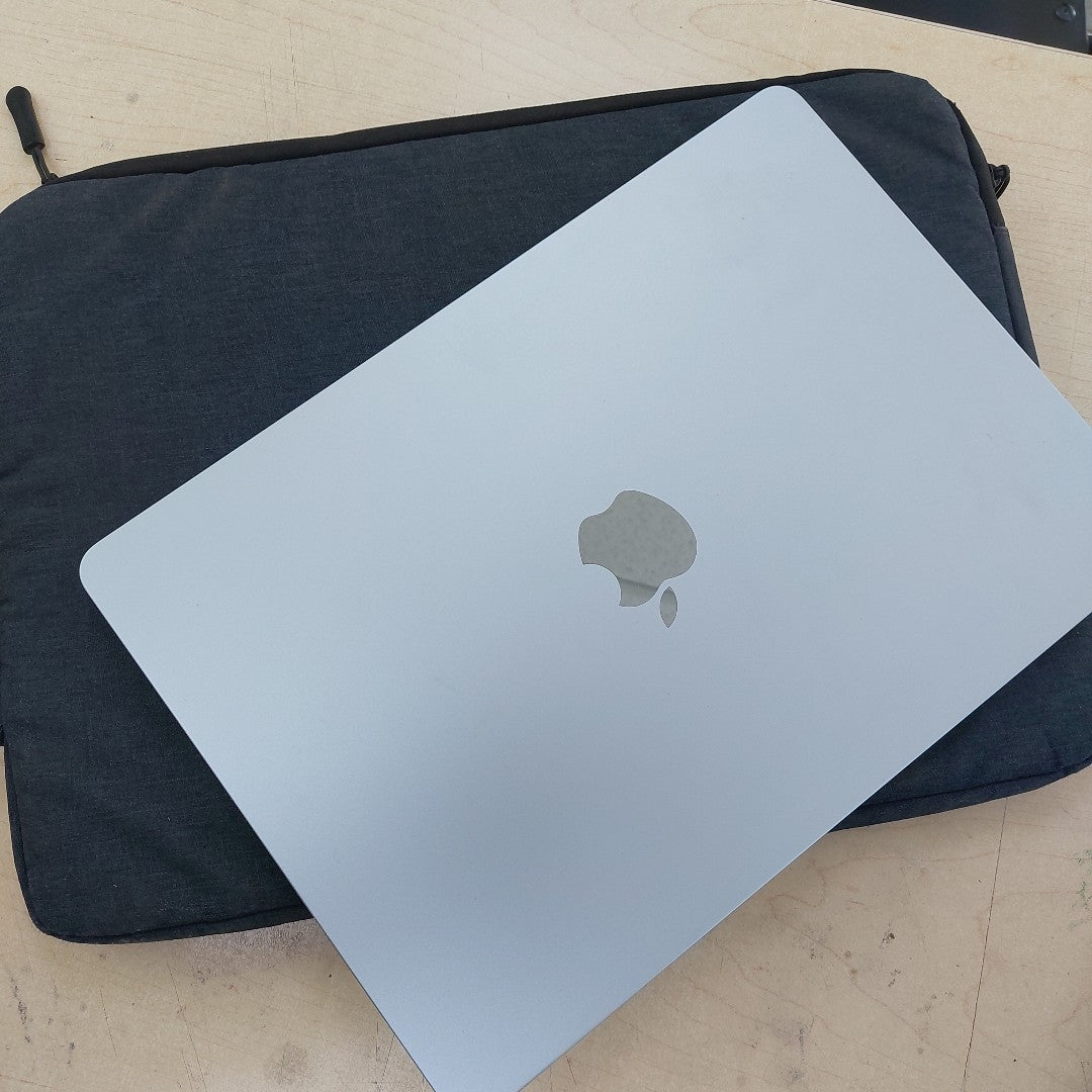 LAPTOP APPLE MACBOOK AIR 13" A3240 (2025) 512 GB SSD 16 GB RAM (SEMINUEVO)