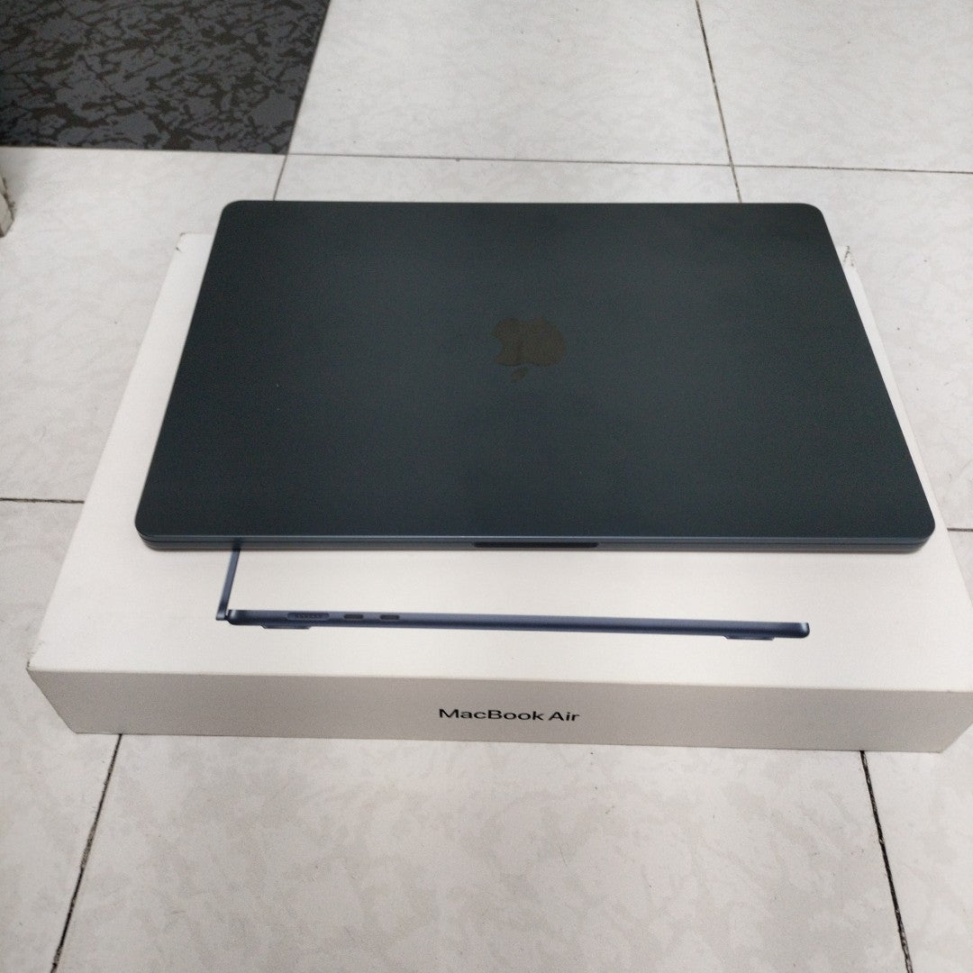 LAPTOP APPLE MACBOOK PRO 15" 2024 A3114 (8 CPU/10 GPU) 256 GB SSD 8 GB RAM (SEMINUEVO)