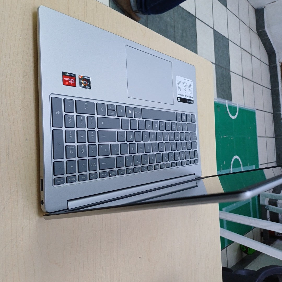 LAPTOP HP 15-FC0230LA (2025) 512 GB SSD 8 GB RAM (SEMINUEVO)
