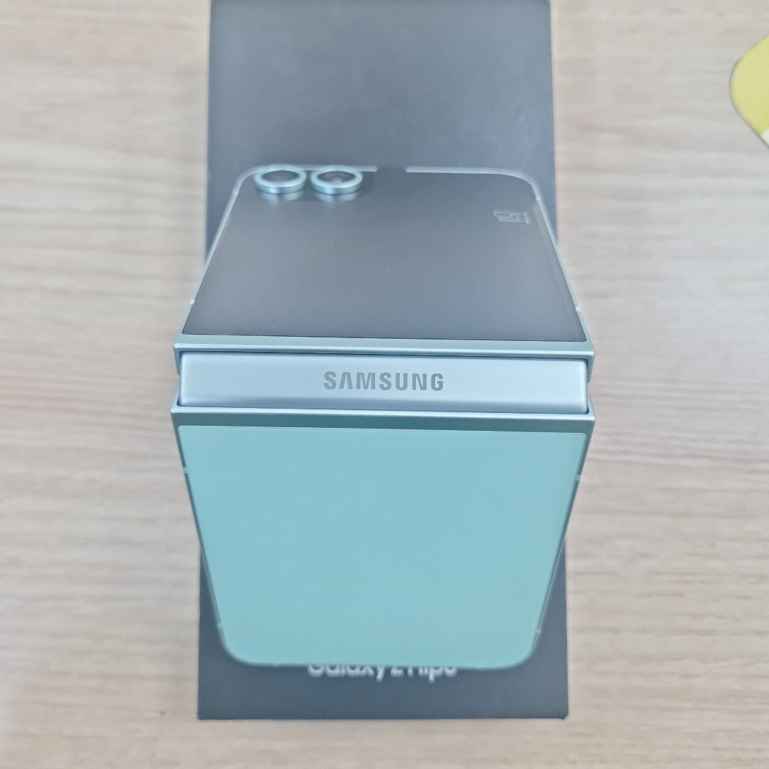 CELULAR SAMSUNG GALAXY Z FLIP6 SM-F741B (2024) 256 GB 12 GB RAM (SEMINUEVO)