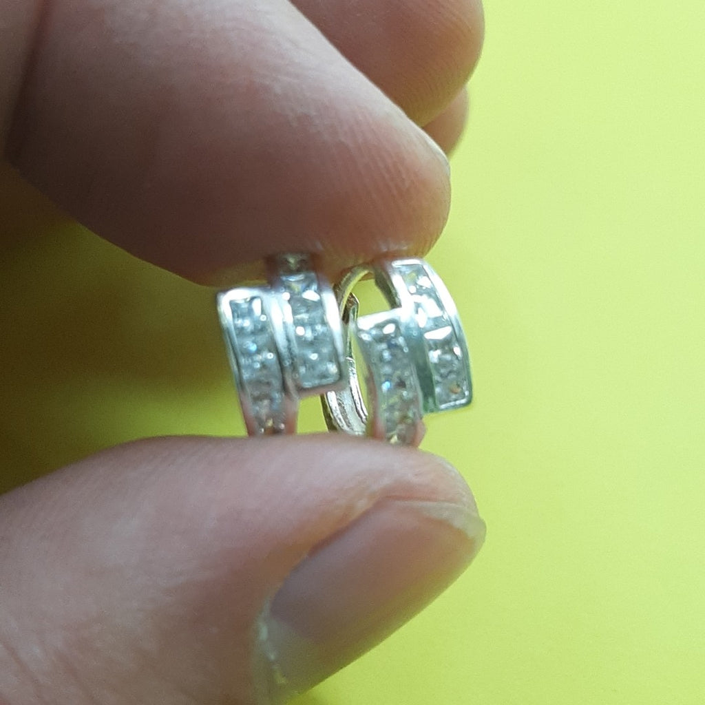 HUGGIES CIRCONIAS PLATA .925 1.9 GR (NUEVO)