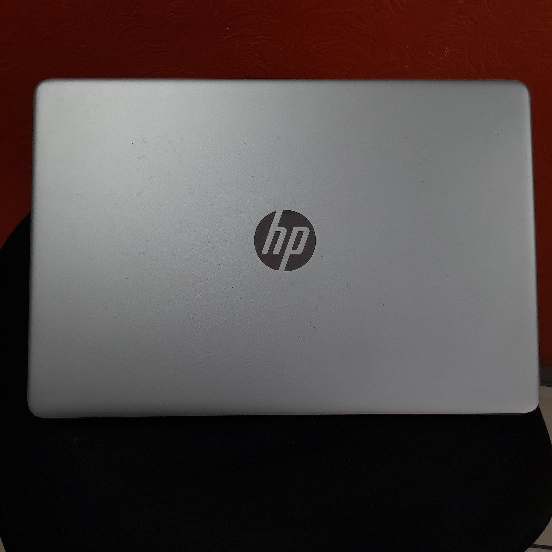 LAPTOP HP 15-EF1501LA (2022) 256 GB SSD 8 GB RAM (SEMINUEVO)