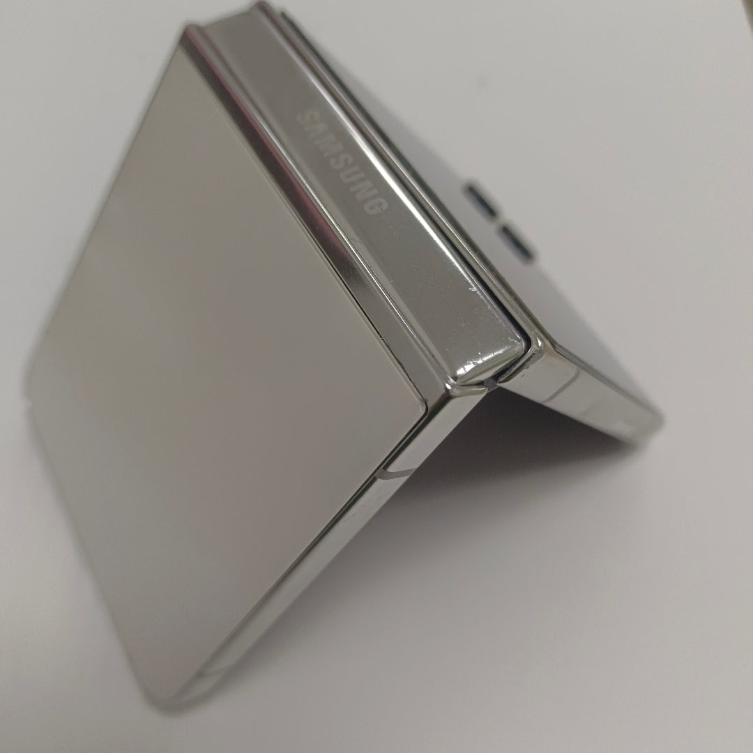 CELULAR SAMSUNG GALAXY Z FLIP 5 SM-F731B (2023) 256 GB 8 GB RAM (SEMINUEVO)