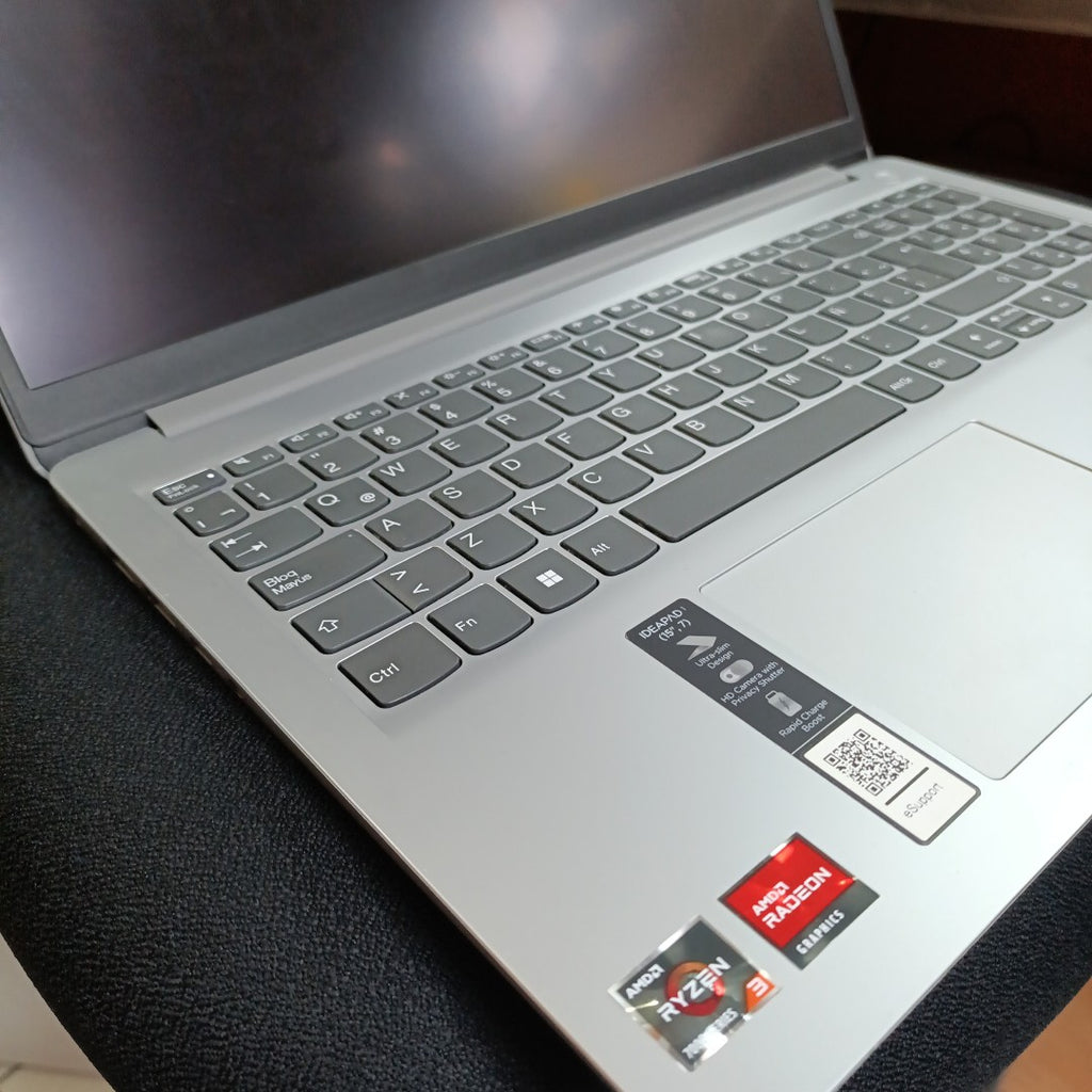 LAPTOP LENOVO IDEAPAD 1 15AMN7 (2024) 256 GB SSD 8 GB RAM (SEMINUEVO)