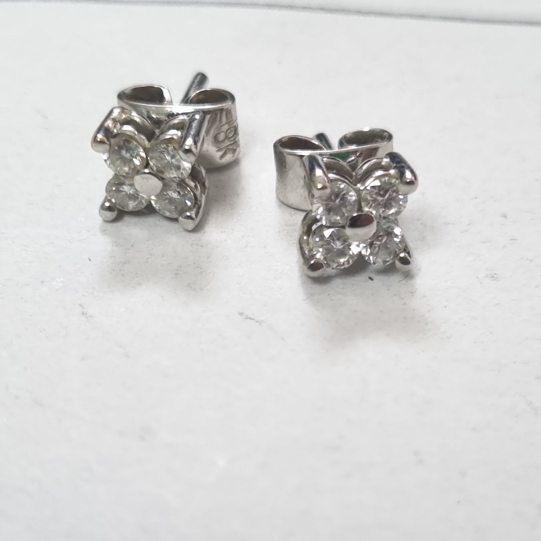 ARETES PAR ORO BLANCO 18 K 2 GRMS (SEMINUEVO)