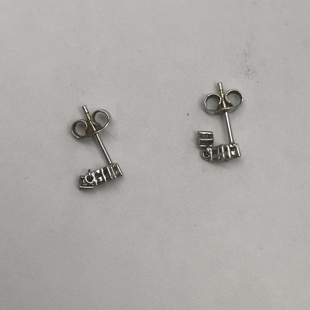 ARETES PAR ORO BLANCO 18 K 0,90 GRMS (SEMINUEVO)