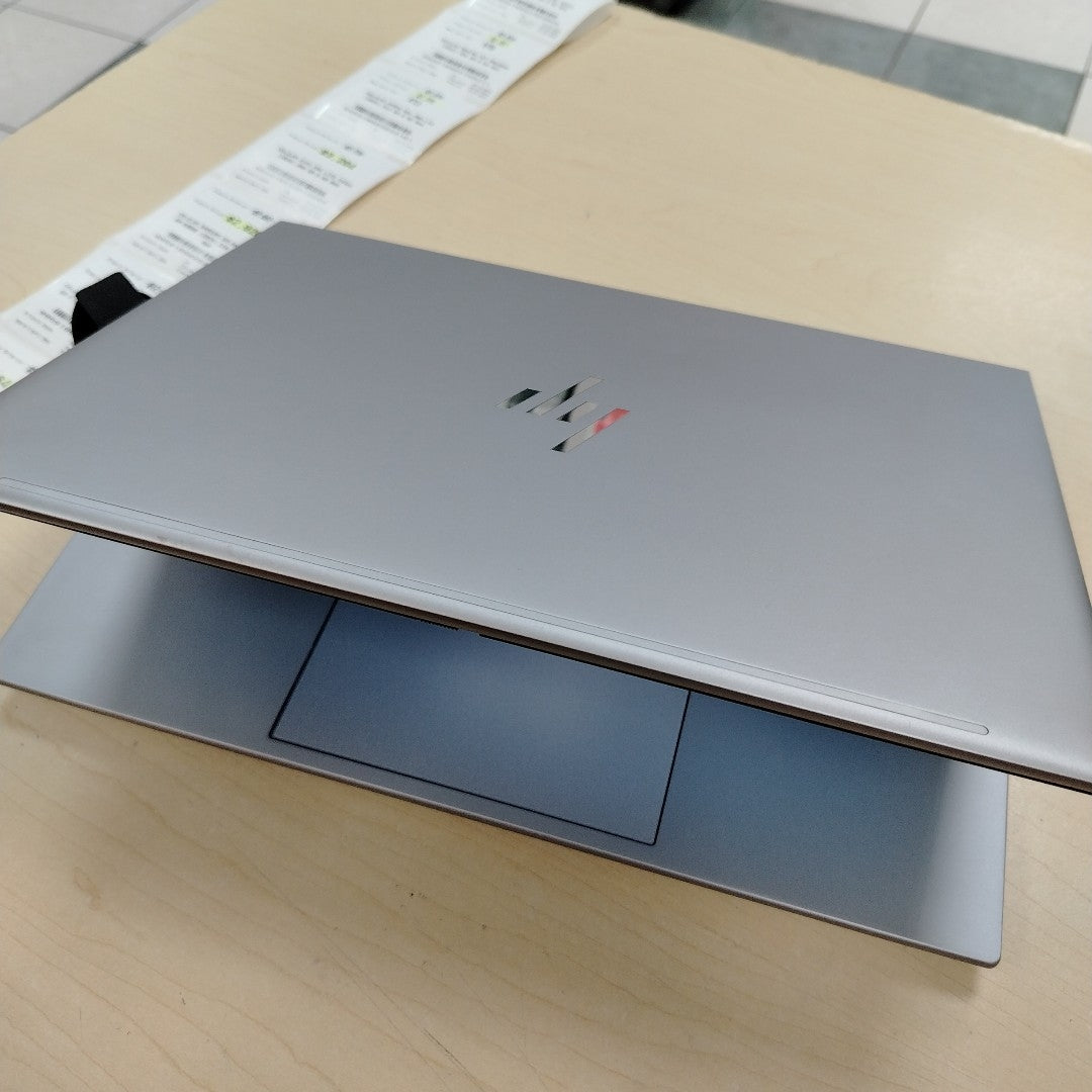 LAPTOP HP ZBOOK FIREFLY 14 G10 (2024) 256 GB SSD 16 GB RAM (SEMINUEVO)