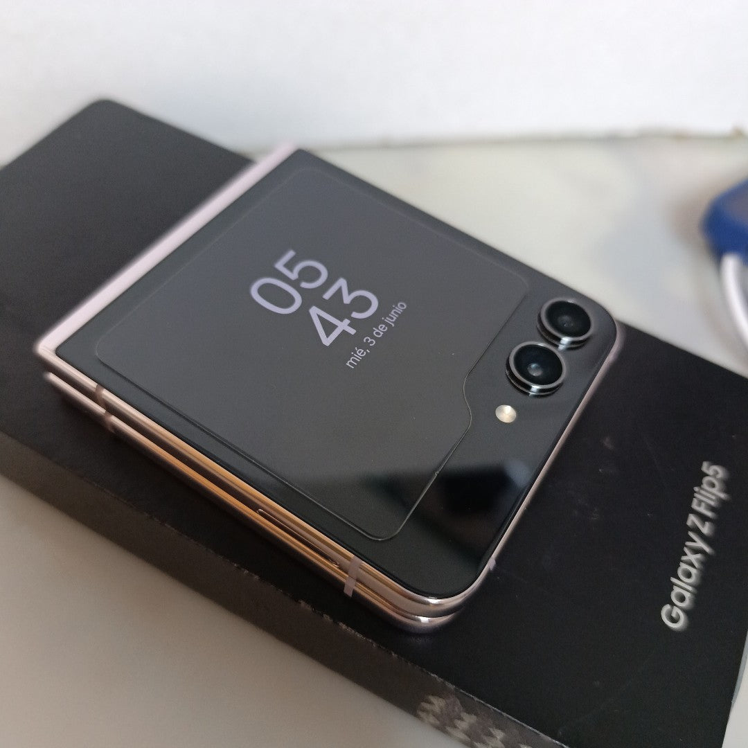 CELULAR SAMSUNG GALAXY Z FLIP 5 SM-F731B (2023) 256 GB 8 GB RAM (SEMINUEVO)