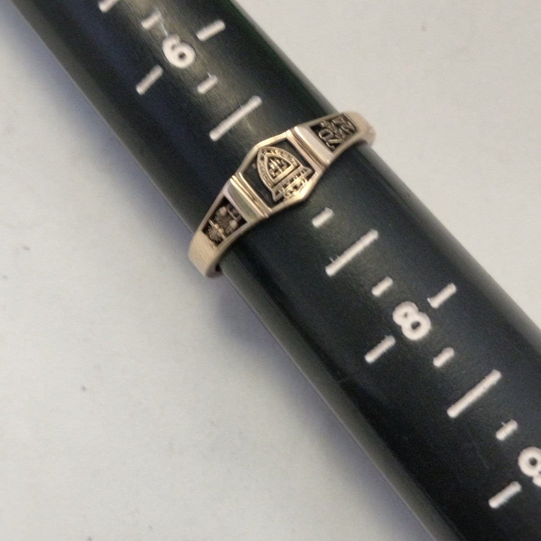 ANILLO DE GRADUACIÓN ORO 10 K 1.9 GRMS (SEMINUEVO)