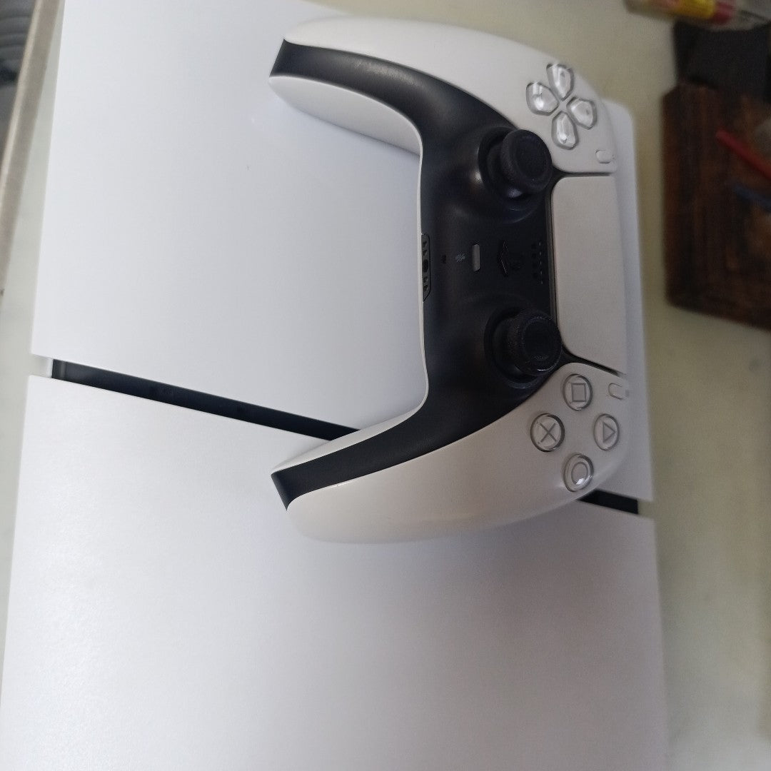 CONSOLA DE VIDEOJUEGO SONY PS5 825 SSD (SEMINUEVO)