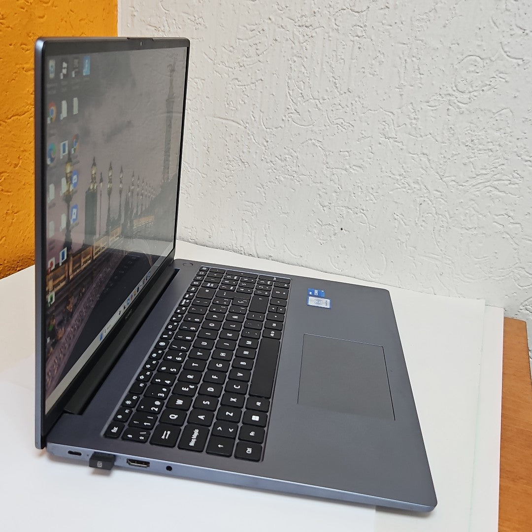 LAPTOP HUAWEI MATEBOOK D16 MCLG-X (2024) 1 TB SSD 16 GB RAM (SEMINUEVO)