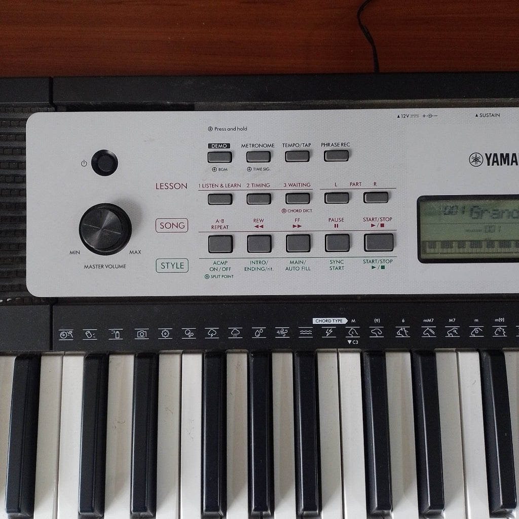 TECLADO YAMAHA YPT-270 61 TECLAS PANTALLA LCD (SEMINUEVO)