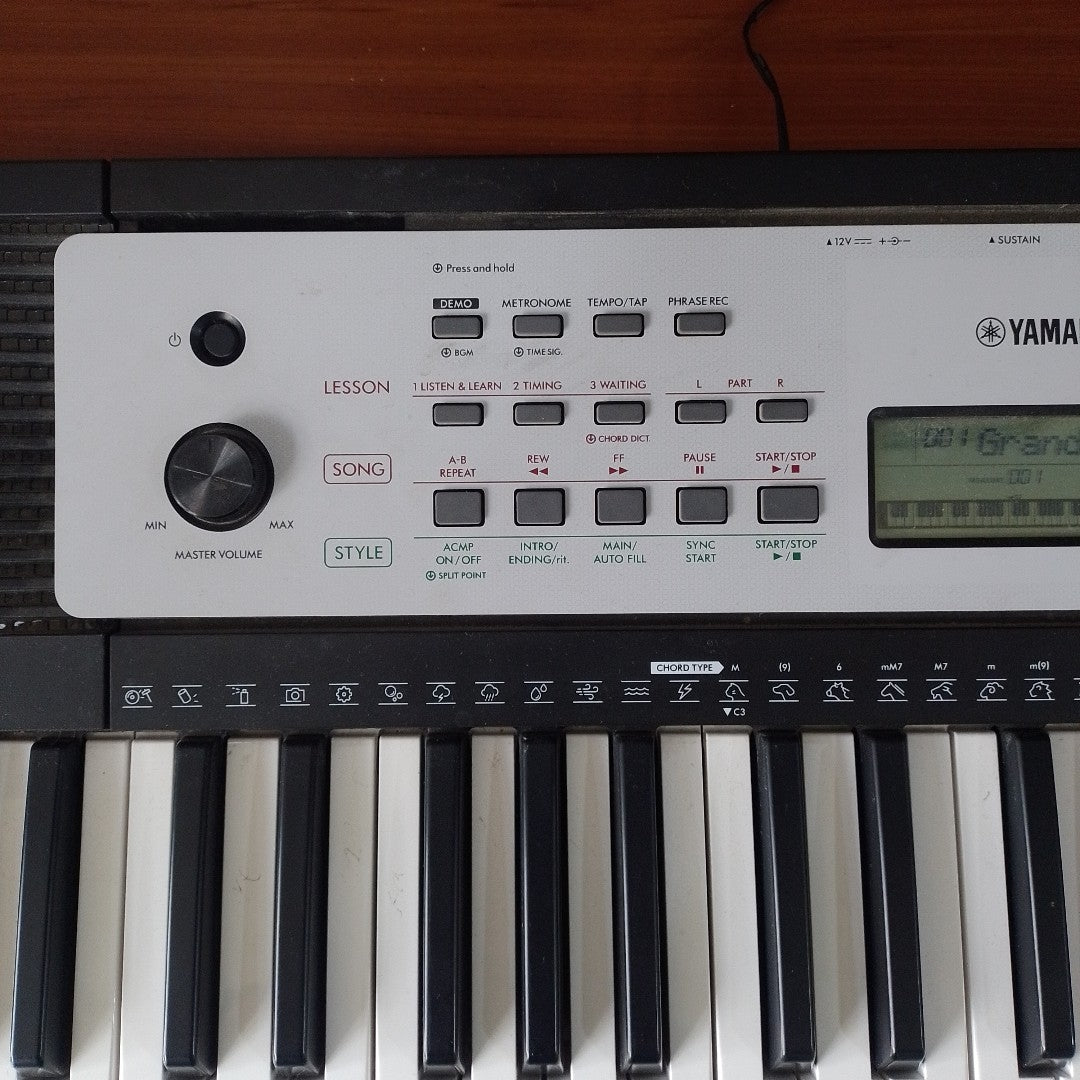 TECLADO YAMAHA YPT-270 61 TECLAS PANTALLA LCD (SEMINUEVO)