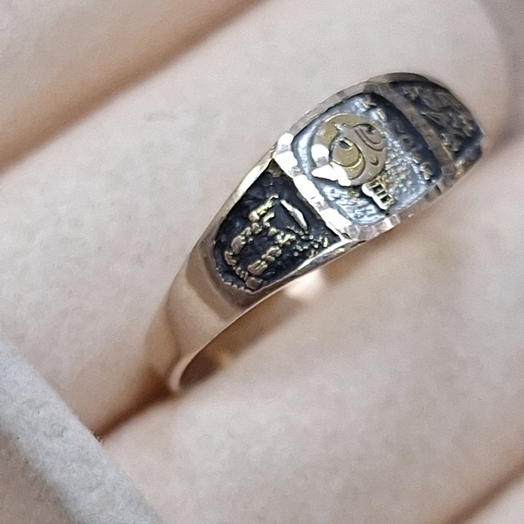 ANILLO DE GRADUACIÓN ORO 8 K 0.8 GRMS (SEMINUEVO)