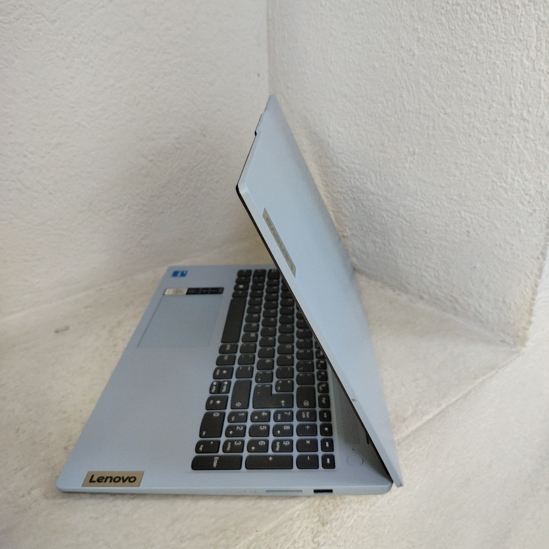 LAPTOP LENOVO IDEAPAD SLIM 3 15IAN8 (2025) 256 GB SSD 8 GB RAM (SEMINUEVO)