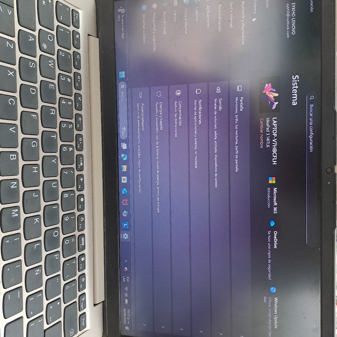 LAPTOP LENOVO IDEAPAD 3 14ITL6 (2023) 1 TB + 256 GB SSD 8 GB RAM (SEMINUEVO)