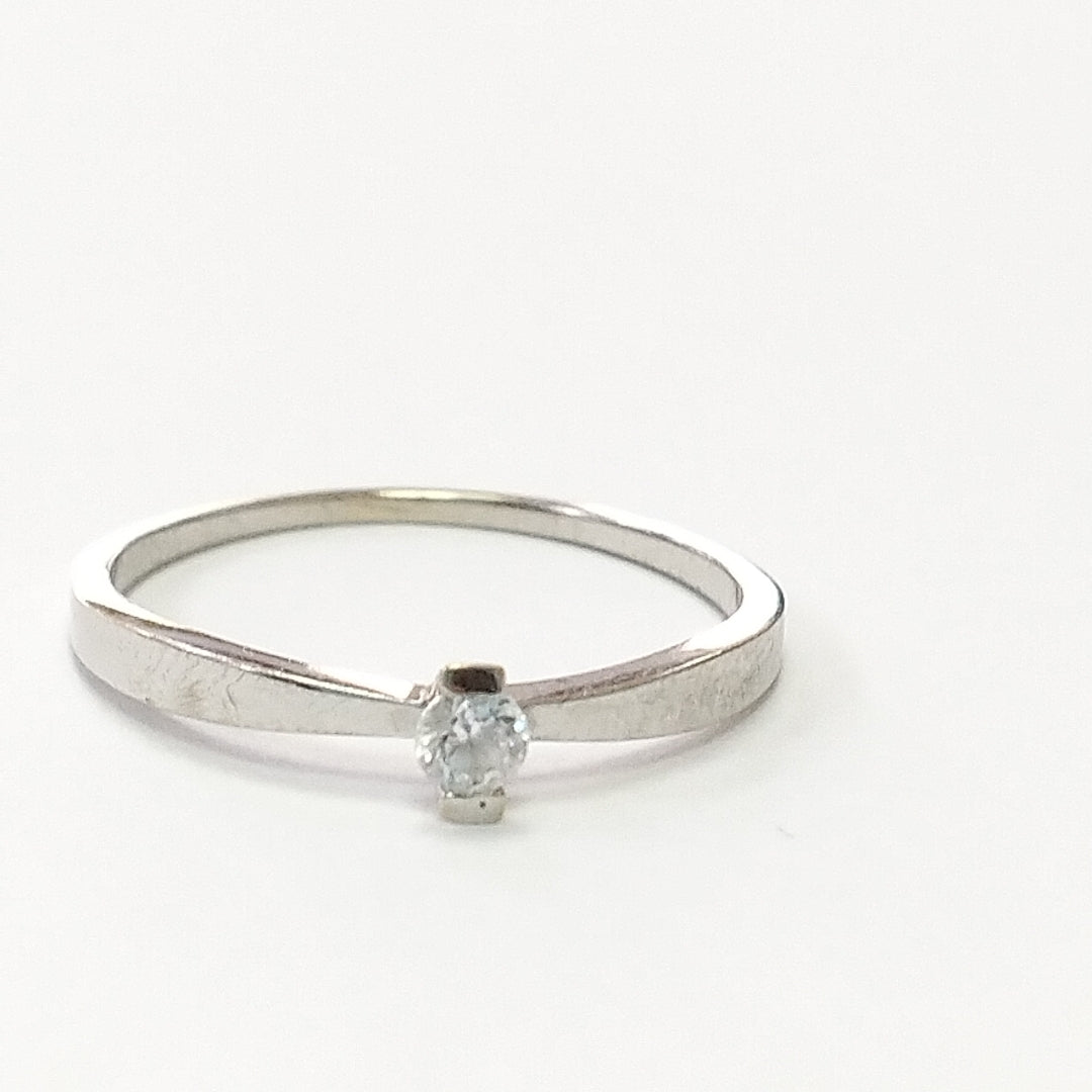 ANILLITO, SOLITARIO ORO BLANCO 14 K 1.1 GRMS (SEMINUEVO)
