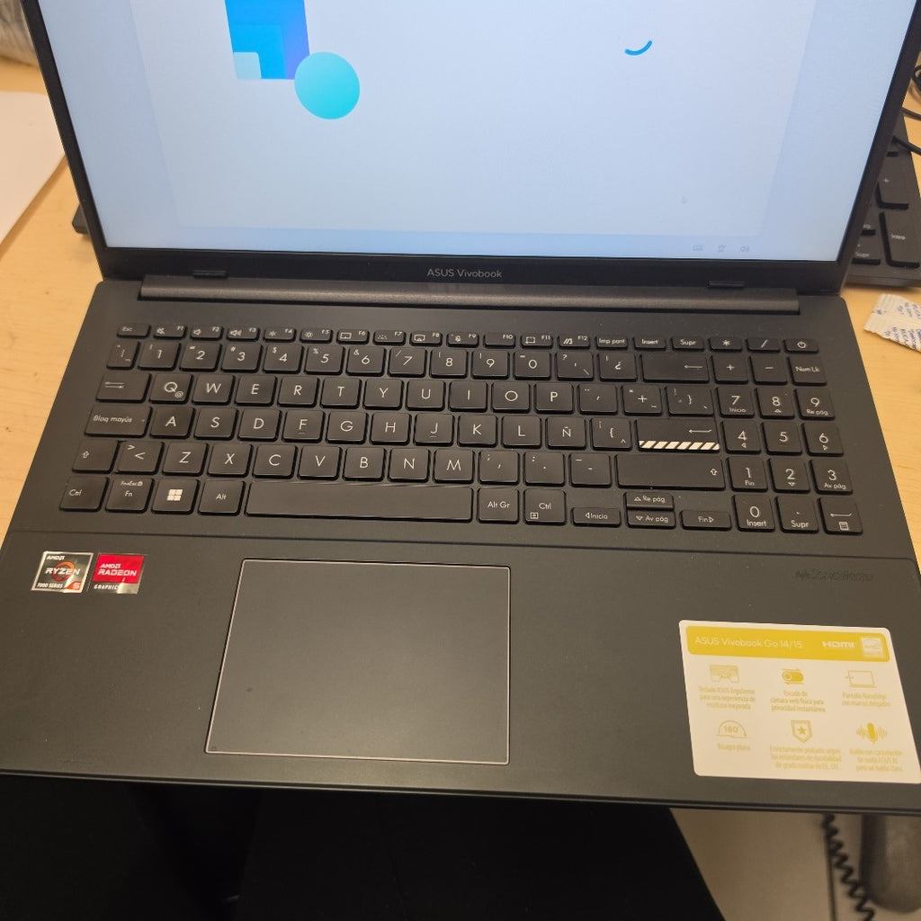 LAPTOP ASUS VIVOBOOK GO 15 E1504FA-NJ1561W (2025) 1 TB SSD 8 GB RAM (SEMINUEVO)