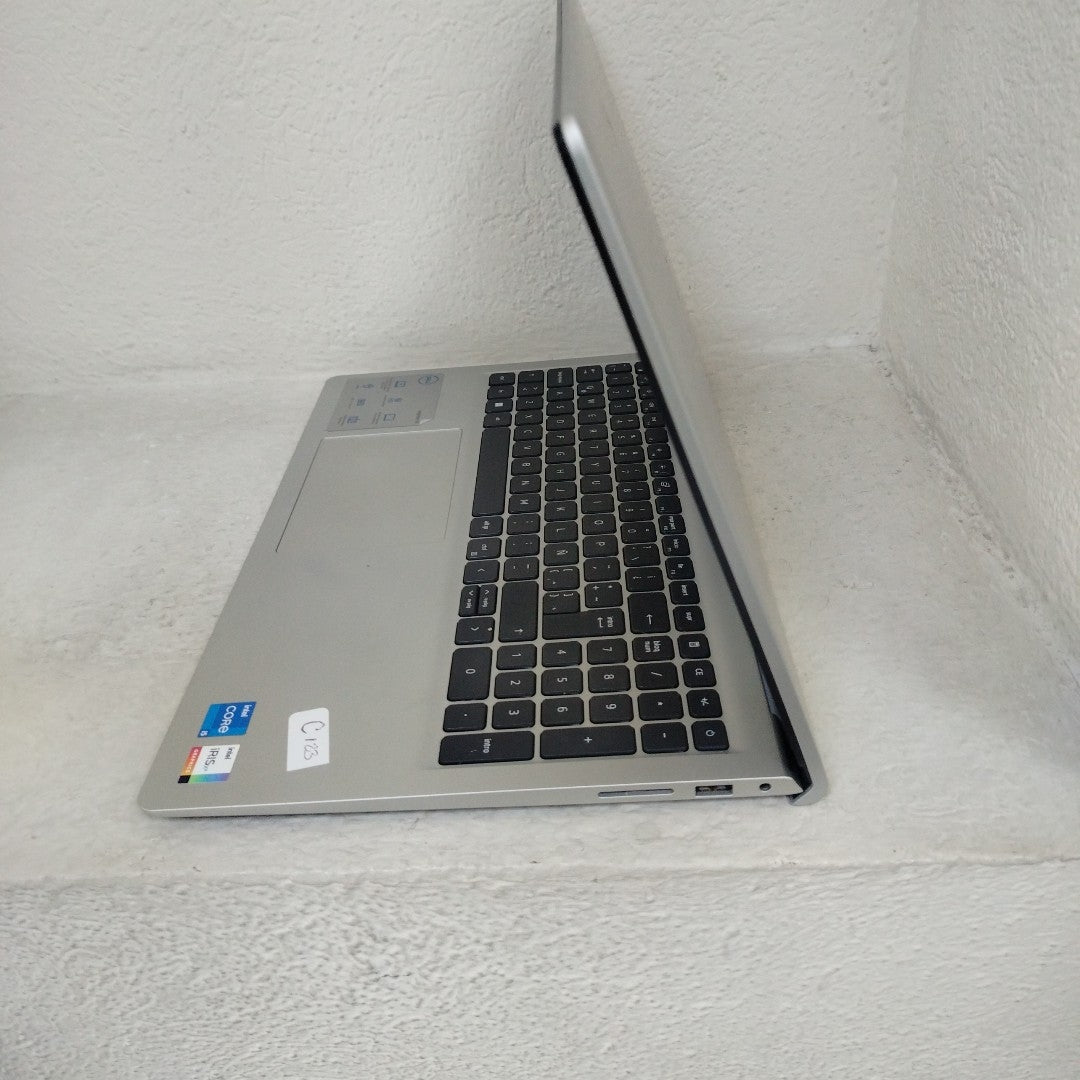 LAPTOP DELL INSPIRON 15 3530 (2025) 512 GB SSD 16 GB RAM (SEMINUEVO)
