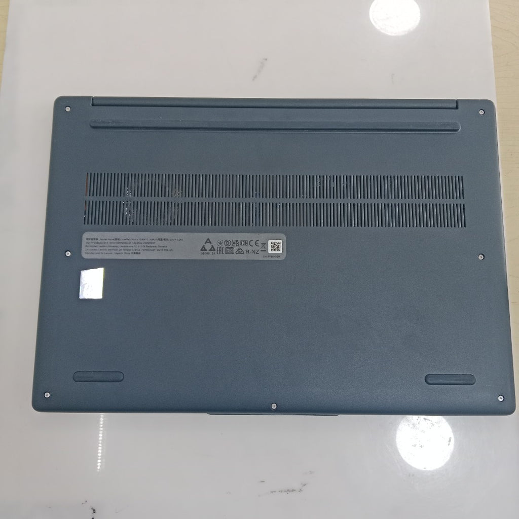 LAPTOP LENOVO IDEAPAD SLIM 3 15IRH10 (2025) 1 TB SSD 24 GB RAM (SEMINUEVO)