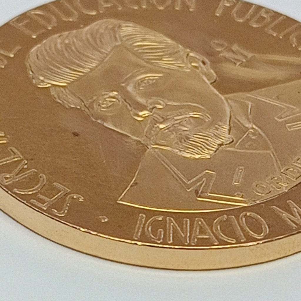 MEDALLA CONMEMORATIVA ORO 21 K 42 GRMS (SEMINUEVO)