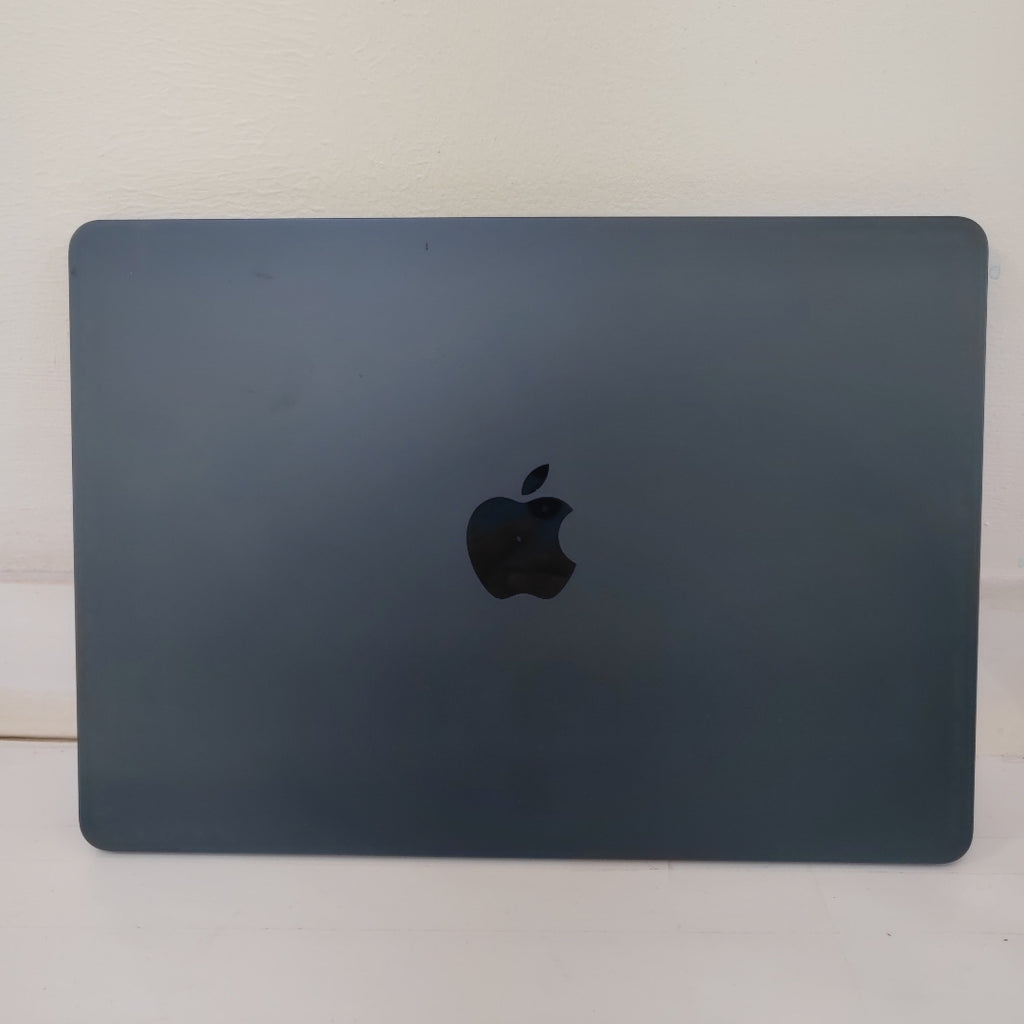 LAPTOP APPLE MACBOOK AIR 13" 2022 3.49 A2681 (8 CPU/8 GPU) 256 GB SSD 8 GB RAM (SEMINUEVO)
