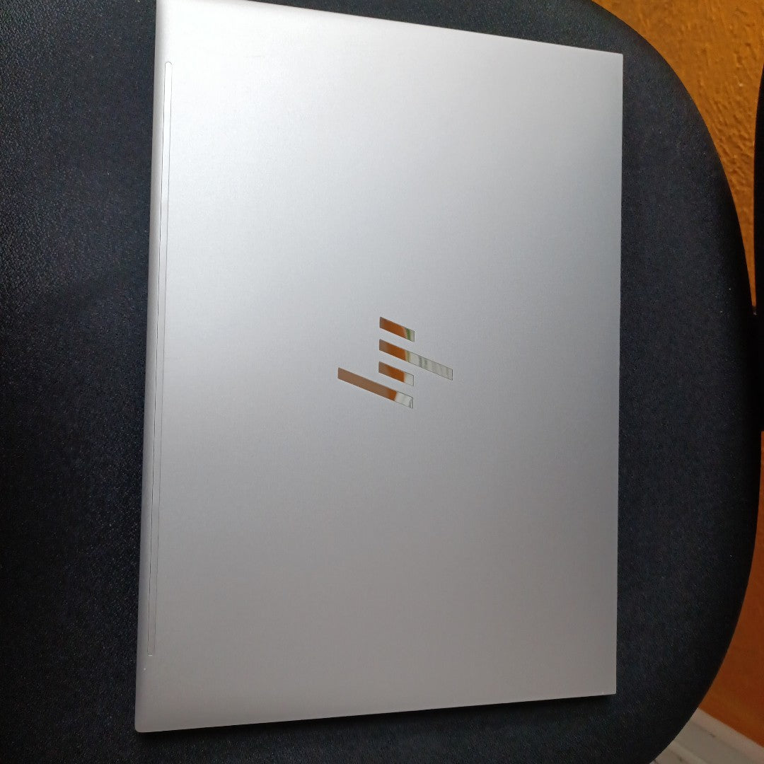LAPTOP HP ZBOOK FIREFLY 14 G11 (2024) 512 GB SSD 16 GB RAM (SEMINUEVO)