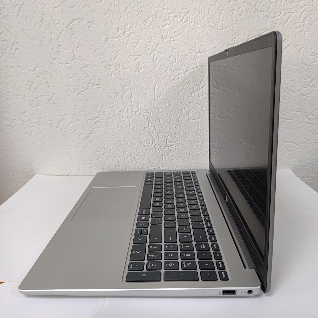 LAPTOP HP 255R G10 (2025) 512 GB SSD 8 GB RAM (SEMINUEVO)