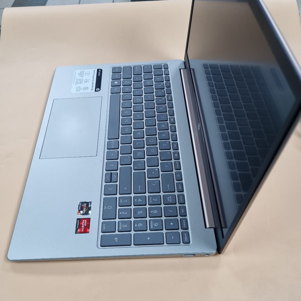 LAPTOP HP 15-FC0068LA (2024) 512 GB SSD 8 GB RAM (SEMINUEVO)