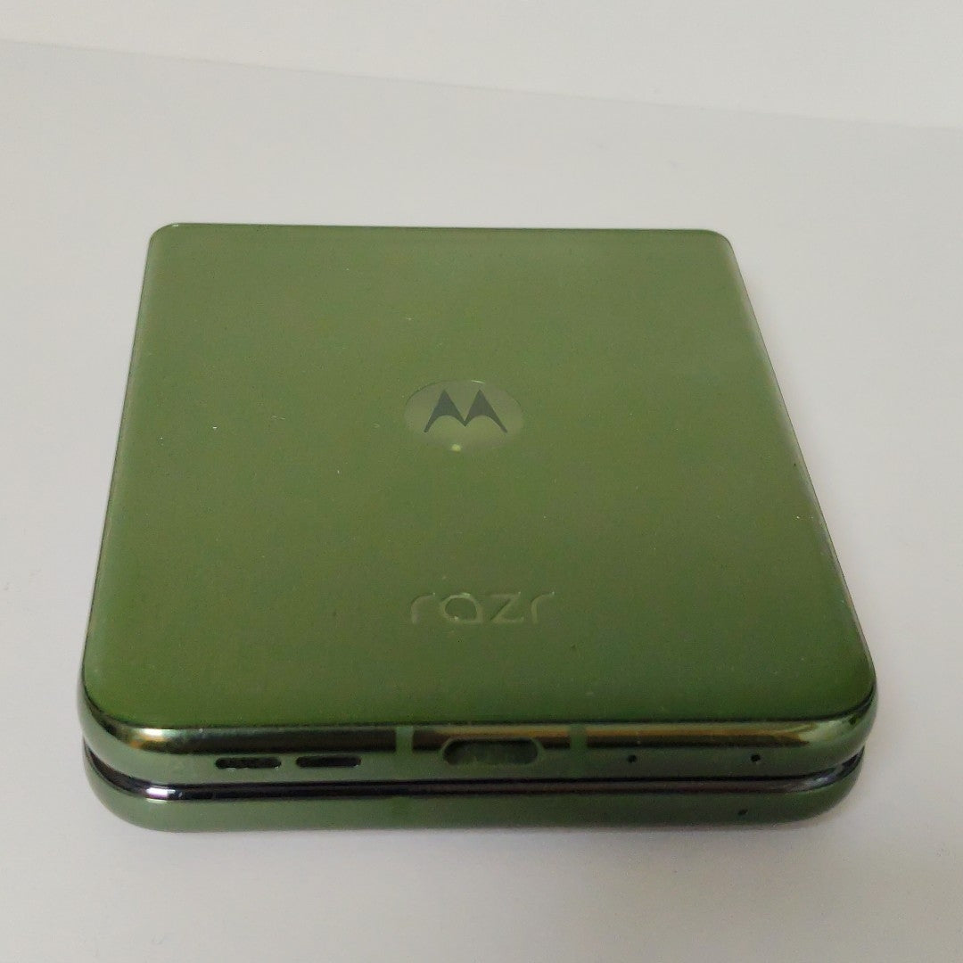 CELULAR MOTOROLA RAZR 50 ULTRA XT2451-3 (2024) 512 GB 12 GB RAM (SEMINUEVO)