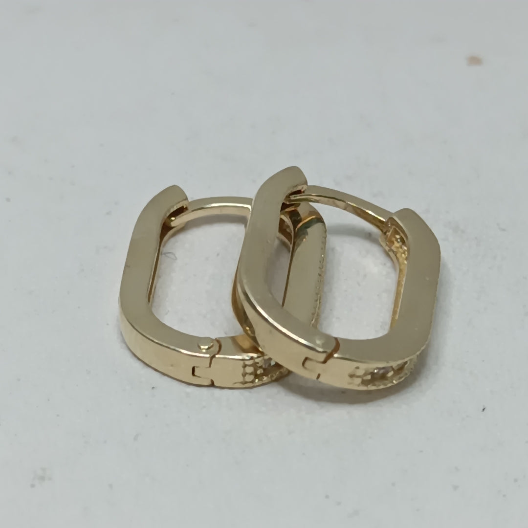 ARETES HUGGIES OVALADA C CIRCONIAS 14K 2.4 GR (NUEVO)